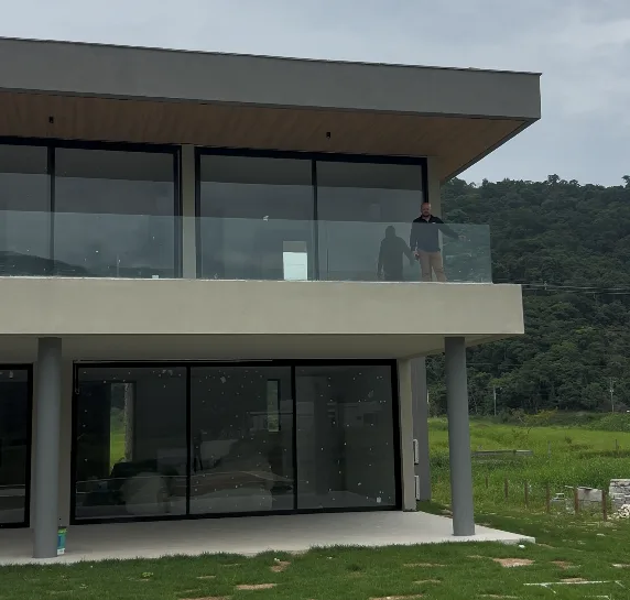 Obra de esquadrias de alumínio na Zona Sul, Barra da Tijuca e Recreio, RJ — All Vidro e Esquadrias